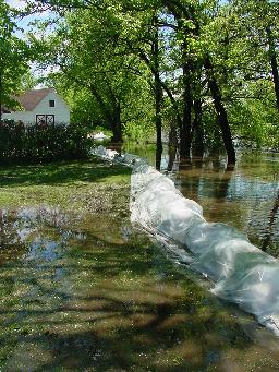 Sandbag dike